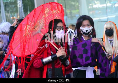 Jugendliche nehmen am 8.. Oktober 2022 an der Cosplay-Parade bei der Veranstaltung „J-Trends in Town“ 2022 vor dem Einkaufszentrum Central World in Bangkok, Thailand, Südostasien, Teil. Dies ist Teil eines japanischen Sommerfestivals mit einer Vielzahl von kulturellen Veranstaltungen. Stockfoto