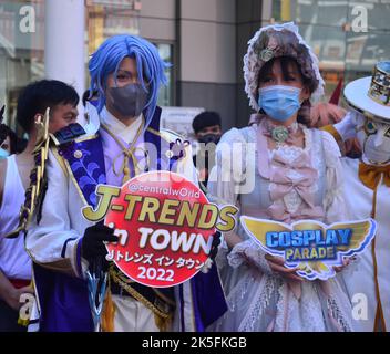 Jugendliche nehmen am 8.. Oktober 2022 an der Cosplay-Parade bei der Veranstaltung „J-Trends in Town“ 2022 vor dem Einkaufszentrum Central World in Bangkok, Thailand, Südostasien, Teil. Dies ist Teil eines japanischen Sommerfestivals mit einer Vielzahl von kulturellen Veranstaltungen. Stockfoto