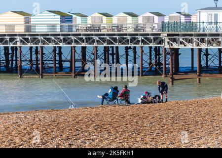 Hastings, East Sussex, Großbritannien. 8. Oktober 2022. UK Wetter: Schöner Start in den Morgen auf der Promenade in Hastings, während die Menschen in der Oktobersonne entspannen. Foto: Paul Lawrenson/Alamy Live News Stockfoto