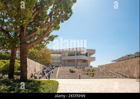 Eintritt zum Getty Center. Das Hotel liegt in Brentwood mit Blick auf Los Angeles und ist berühmt für seine moderne Architektur und weltberühmte Kunst Stockfoto