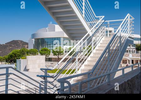 Das Getty Center in Brentwood mit Blick auf Los Angeles ist berühmt für seine moderne Architektur und weltberühmte Kunst Stockfoto