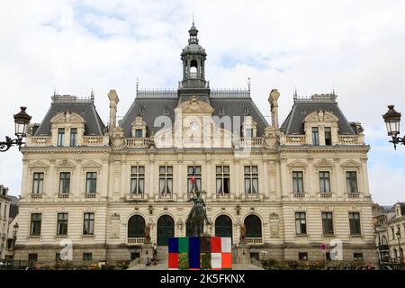 Blick auf das Hotel de Ville und die Statue von Arthur III de Bretagne vom Place Maurice Marchais, Vannes, Morbihan, Bretagne, Frankreich Stockfoto