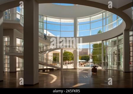 Das Getty Center in Brentwood mit Blick auf Los Angeles ist berühmt für seine moderne Architektur und weltberühmte Kunst Stockfoto