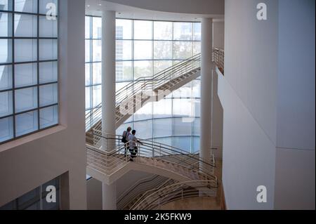 Das Getty Center in Brentwood mit Blick auf Los Angeles ist berühmt für seine moderne Architektur und weltberühmte Kunst Stockfoto