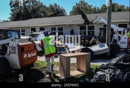 Kissimmee, USA. 07. Oktober 2022. Notfallsanierung und Reparatur-Crews sind in den Kissimmee Homes Apartments in Kissimmee, Florida gesehen. Die meisten Wohnungen erlitten erhebliche Hochwasserschäden durch den Orkane Ian und die Bewohner wurden angewiesen, ihre Häuser bis heute zu evakuieren, damit die Arbeiter mit dem Reinigungs- und Reparaturprozess beginnen können. Kredit: SOPA Images Limited/Alamy Live Nachrichten Stockfoto