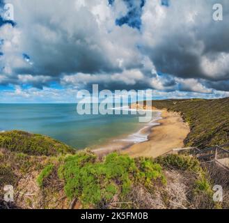 Bedrohliche Sturmwolken über Bells Beach, Great Ocean Road, Victoria, Australien Stockfoto