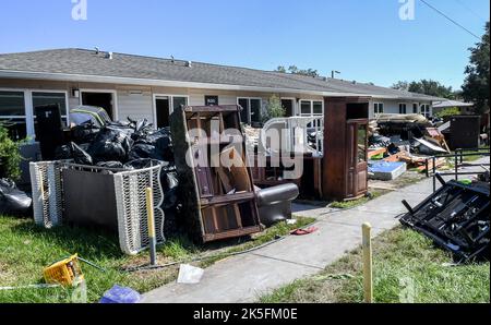 Kissimmee, USA. 07. Oktober 2022. Stapel von Möbeln, die ruiniert wurden, als mehrere Meter Wasser durch den US-Bundesstaat Ian die Kissimmee Homes Apartments überflutete, sind in Kissimmee, Florida, zu sehen. Die meisten Wohnungen erlitten erhebliche Hochwasserschäden, und die Bewohner wurden angewiesen, ihre Häuser bis heute zu evakuieren, damit die Arbeiter mit dem Reinigungs- und Reparaturprozess beginnen können. Kredit: SOPA Images Limited/Alamy Live Nachrichten Stockfoto