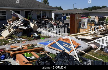 Kissimmee, USA. 07. Oktober 2022. Stapel von Möbeln, die ruiniert wurden, als mehrere Meter Wasser durch den US-Bundesstaat Ian die Kissimmee Homes Apartments überflutete, sind in Kissimmee, Florida, zu sehen. Die meisten Wohnungen erlitten erhebliche Hochwasserschäden, und die Bewohner wurden angewiesen, ihre Häuser bis heute zu evakuieren, damit die Arbeiter mit dem Reinigungs- und Reparaturprozess beginnen können. Kredit: SOPA Images Limited/Alamy Live Nachrichten Stockfoto