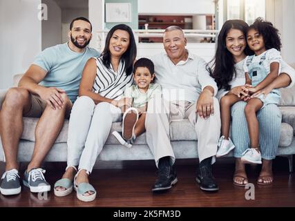 Porträt, Familie und auf dem Sofa mit Eltern, Großeltern und Kindern glücklich und verbunden zu Hause im Wohnzimmer zusammen. Mann, Frau und Kinder entspannen sich Stockfoto