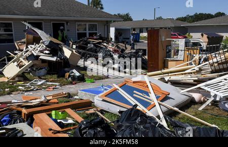 Kissimmee, Usa. 07. Oktober 2022. Stapel von Möbeln, die ruiniert wurden, als mehrere Meter Wasser durch den US-Bundesstaat Ian die Kissimmee Homes Apartments überflutete, sind in Kissimmee, Florida, zu sehen. Die meisten Wohnungen erlitten erhebliche Hochwasserschäden, und die Bewohner wurden angewiesen, ihre Häuser bis heute zu evakuieren, damit die Arbeiter mit dem Reinigungs- und Reparaturprozess beginnen können. (Foto von Paul Hennessy/SOPA Images/Sipa USA) Quelle: SIPA USA/Alamy Live News Stockfoto