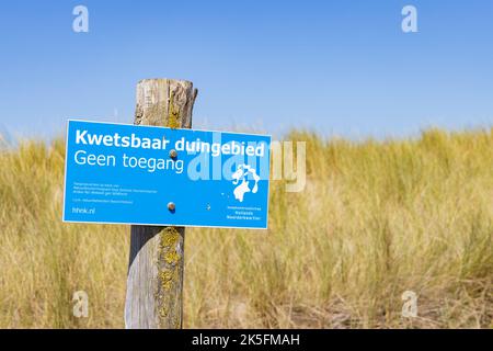 Petten, Niederlande - 10. August 2022: Hinweisschild nicht in gefährdete Dünengebiete entlang der niederländischen Küste von Nordholland zwischen Schoorl und Petten in den Niederlanden Stockfoto