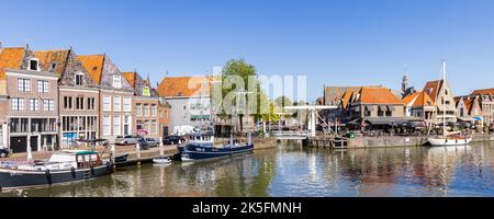 Hoorn Niederlande - 11. August 2022: Stadtbild von Hoorn mit Kanal und Booten im Zentrum von Hoorn Nord-Holland in den Niederlanden Stockfoto