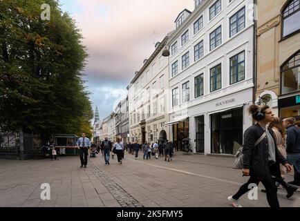 Kopenhagen, Dänemark. Oktober 2022. Menschen, die in einer Straße des historischen Zentrums der Stadt spazieren Stockfoto