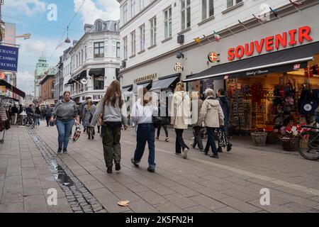 Kopenhagen, Dänemark. Oktober 2022. Menschen, die in einer Straße des historischen Zentrums der Stadt spazieren Stockfoto