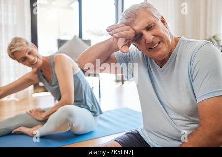 Entspannen Sie sich, Yoga und ein Seniorenpaar mit einem müden Mann, der sich vor Erschöpfung durch Fitnessübungen auf der Matte ausruht. Glückliche, verheiratete und pensioniert Frau lachend Stockfoto