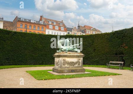 Kopenhagen, Dänemark. Oktober 2022. Der Löwe und das Pferd von Peter Husum Statue im Rosenborg Park im Stadtzentrum Stockfoto