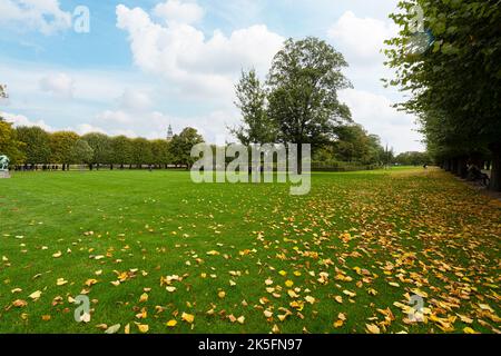 Kopenhagen, Dänemark. Oktober 2022. Panoramablick auf den Rosenborg Park in der Innenstadt Stockfoto