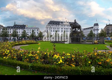 Kopenhagen, Dänemark. Oktober 2022. Die Reiterstatue von Christian V. im Zentrum des Kongens Nystorv Platzes im Stadtzentrum Stockfoto