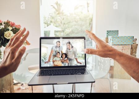 Hände, Videoanruf und familienweihnachtszeit auf einem Laptop mit einer Welle und Online-Chat im Haus. Computer, Internet und Technik mit Mutter und Vater Stockfoto
