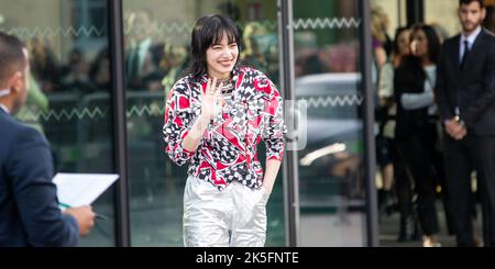 Die japanische Schauspielerin Nana Komatsu bei der Chanel Womenswear Frühjahr/Sommer 2023 Show PARIS FASHION WEEK - OKTOBER 4 2022 Stockfoto