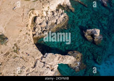 Eine Luftaufnahme der Love Bridge in Ayia Napa, Zypern Stockfoto