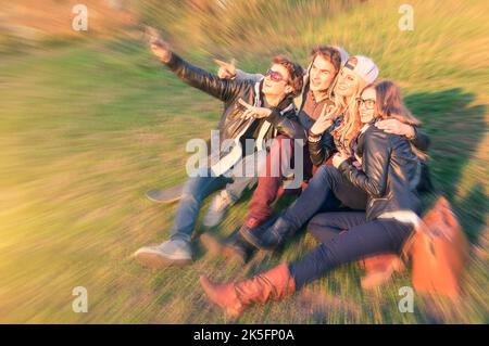 Eine Gruppe junger Hipster-bester Freunde, die ein Selfie im Mauerpark in Berlin machen - Konzept der Freundschaft und des Spaßes mit neuen Trends und Technologie - Urban alte Stockfoto