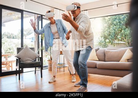 Virtual Reality, Seniorenpaar und 3D Videospiele oder digitales Gaming im Wohnzimmer zu Hause. Metaverse, futuristische Technologie von aufgeregten älteren Menschen Stockfoto