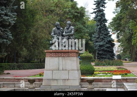 Bischkek, Kirgisistan – 11. September 20122: Karl Marx und Friedrich Engels Denkmal im Stadtpark Dubovy. Stockfoto