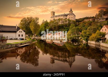 Kleine antike Stadt und mittelalterliche Burg Rozmberk nad Vltavou, Tschechische Republik. Stockfoto