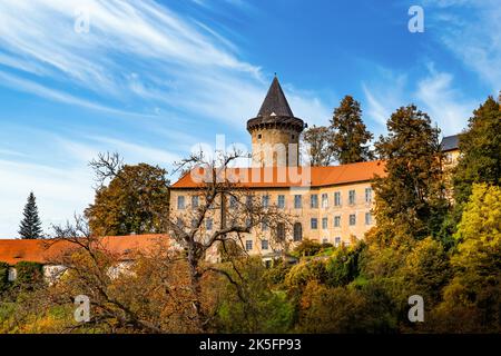 Kleine Stadt und mittelalterliche Burg Rozmberk nad Vltavou, Tschechische Republik. Stockfoto