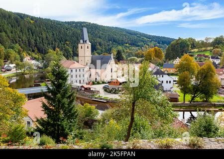 Kleine antike Stadt und mittelalterliche Burg Rozmberk nad Vltavou, Tschechische Republik. Stockfoto