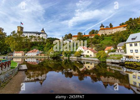 Kleine antike Stadt und mittelalterliche Burg Rozmberk nad Vltavou, Tschechische Republik. Stockfoto