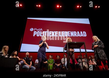 Apeldoorn, Niederlande. 08. Oktober 2022. 2022-10-08 11:30:07 APELDOORN - Parteivorsitzender Katinka Eikelenboom (L) von GroenLinks und Parteivorsitzender Esther-Mirjam schickte (R) des PvdA während des mitgliederrates des PvdA. Die Sitzung folgt einer turbulenten Zeit, in der die ehemalige Sprecherin des Repräsentantenhauses Khadija Arib zurückgetreten ist, nachdem der Vorstand des Repräsentantenhauses beschlossen hatte, sie wegen möglichen übertretenden Verhaltens zu untersuchen. ANP KOEN VAN WEEL netherlands Out - belgium Out Credit: ANP/Alamy Live News Stockfoto