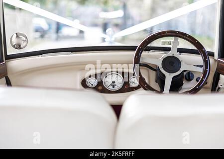 Klassischer Vintage-Hochzeitswagen im Retro-Stil in Weiß Stockfoto