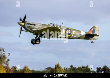 Supermarine Spitfire VC 'AR501' (G-AWII) wurde am 2.. Oktober 2022 auf der Race Day Airshow im Old Warden Aerodrome, Shuttleworth, in die Luft geworfen Stockfoto