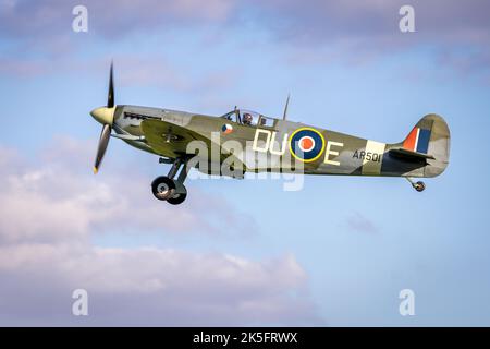 Supermarine Spitfire VC 'AR501' (G-AWII) wurde am 2.. Oktober 2022 auf der Race Day Airshow im Old Warden Aerodrome, Shuttleworth, in die Luft geworfen Stockfoto