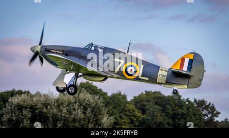 Hawker Sea „Z7015“ wurde auf der Race Day Airshow im Old Warden Aerodrome, Shuttleworth, am 2.. Oktober 2022 in die Luft getragenen Stockfoto