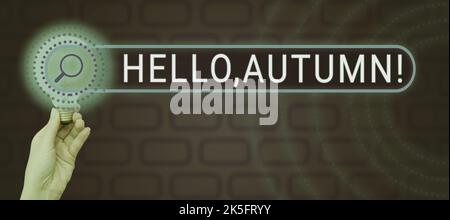 Schild mit der Meldung „Hallo, Herbst“. Die Begrüßung des Geschäftskonzepts wird verwendet, wenn der Wechsel von Sommer zu Winter angenommen wird Stockfoto
