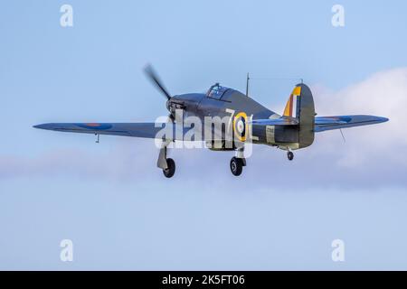 Hawker Sea „Z7015“ wurde auf der Race Day Airshow im Old Warden Aerodrome, Shuttleworth, am 2.. Oktober 2022 in die Luft getragenen Stockfoto