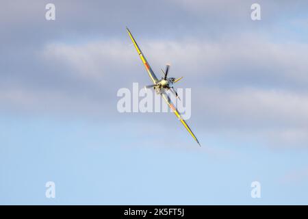 Hawker Sea „Z7015“ wurde auf der Race Day Airshow im Old Warden Aerodrome, Shuttleworth, am 2.. Oktober 2022 in die Luft getragenen Stockfoto