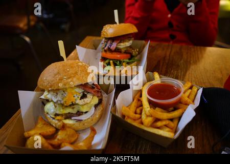 Burger in einem gemütlichen Restaurant, Adelaide Stockfoto