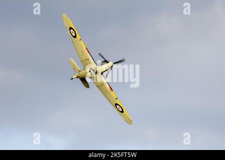 Hawker Sea „Z7015“ wurde auf der Race Day Airshow im Old Warden Aerodrome, Shuttleworth, am 2.. Oktober 2022 in die Luft getragenen Stockfoto