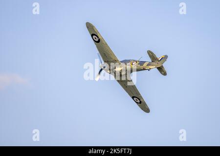 Hawker Sea „Z7015“ wurde auf der Race Day Airshow im Old Warden Aerodrome, Shuttleworth, am 2.. Oktober 2022 in die Luft getragenen Stockfoto