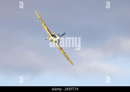 Hawker Sea „Z7015“ wurde auf der Race Day Airshow im Old Warden Aerodrome, Shuttleworth, am 2.. Oktober 2022 in die Luft getragenen Stockfoto