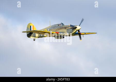 Hawker Sea „Z7015“ wurde auf der Race Day Airshow im Old Warden Aerodrome, Shuttleworth, am 2.. Oktober 2022 in die Luft getragenen Stockfoto