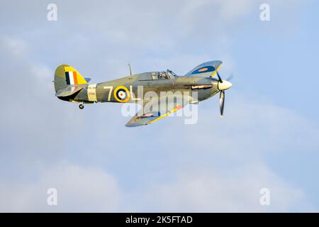 Hawker Sea „Z7015“ wurde auf der Race Day Airshow im Old Warden Aerodrome, Shuttleworth, am 2.. Oktober 2022 in die Luft getragenen Stockfoto