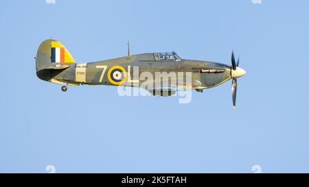 Hawker Sea „Z7015“ wurde auf der Race Day Airshow im Old Warden Aerodrome, Shuttleworth, am 2.. Oktober 2022 in die Luft getragenen Stockfoto