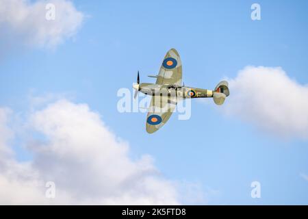 Supermarine Spitfire VC 'AR501' (G-AWII) wurde am 2.. Oktober 2022 auf der Race Day Airshow im Old Warden Aerodrome, Shuttleworth, in die Luft geworfen Stockfoto