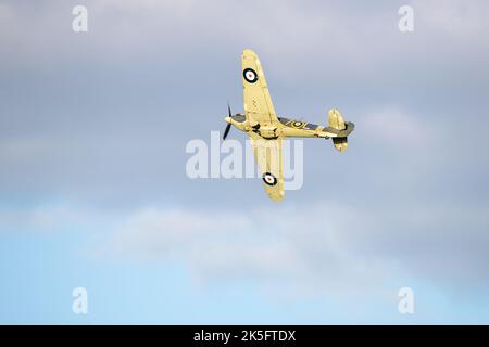 Hawker Sea „Z7015“ wurde auf der Race Day Airshow im Old Warden Aerodrome, Shuttleworth, am 2.. Oktober 2022 in die Luft getragenen Stockfoto