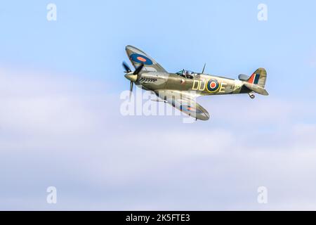 Supermarine Spitfire VC 'AR501' (G-AWII) wurde am 2.. Oktober 2022 auf der Race Day Airshow im Old Warden Aerodrome, Shuttleworth, in die Luft geworfen Stockfoto